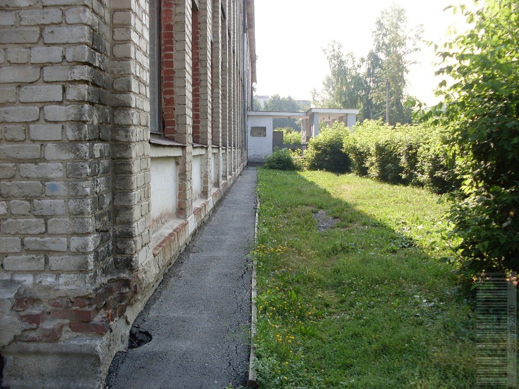Дорожка вдоль школы